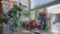 张雪峰常去的饺子馆摆满鲜花，拐角位置被老板特意预留了下来