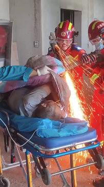 工人高空不慎坠落 钢管贯穿腹部