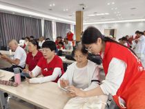 从“不敢点”到“轻松用” 蓝叮咚“e路红”志愿服务队智慧助老再行动