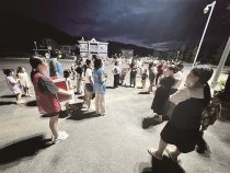 高考女生书本上写着“等爸爸好了再读书” 全村人用8686元守护她的求学路