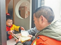 小学6年送出超3万份爱心午餐，还吸引更多爱意返回