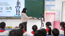 联想携乐享壹号机器人走进彝族小学课堂，带来AI科普课