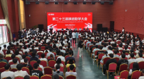 河南“最爱发钱老板”崔培军出资150万元资助380名学子，他已连续资助贫困大学生23年，称不求回报，只希望学生们过得好