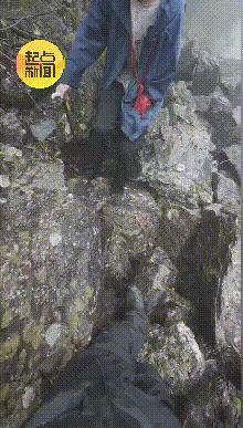 男子驾车翻下深沟摩托骑手托举脱困 危难时刻显身手