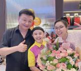 金龟子现身游乐园开心的像个孩子 童心未泯温暖人心