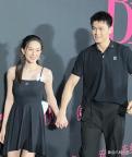 孙杨对星光夜市虫子充满好奇 甜蜜夜游引关注