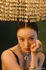 朱一龙单手为倪妮披上滑落的披肩 绅士举动引热议