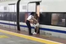 媒体评高铁挡门地铁骂人等行为 法律教人做事