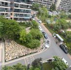 小区出现“石头阵”？社区回应 居民出行受阻引发争议