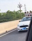 網(wǎng)友開(kāi)車(chē)遇到3個(gè)小男孩坐車(chē)頂 危險(xiǎn)行為引關(guān)注