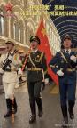 解放軍亮相紅場引發(fā)轟動，與留學生齊唱“強軍戰(zhàn)歌”,，外網(wǎng)吵翻了