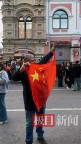 俄羅斯男子在閱兵彩排現(xiàn)場揮舞中國國旗 向中國問好