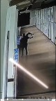 小學(xué)生調(diào)皮被老師拎身子懸空窗外 教師不當(dāng)懲戒引發(fā)爭(zhēng)議