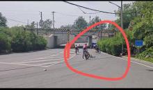 自行車賽多名選手同彎道摔倒 急彎下坡成事故多發(fā)點(diǎn)