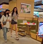 有网友海底捞偶遇黄子韬徐艺洋