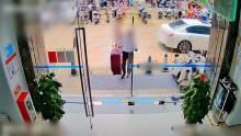 女子取500萬想快遞給網(wǎng)戀男友被勸阻 警方及時(shí)阻止騙局