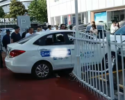 學(xué)員練車操作不當(dāng),，撞爛駕校外墻護(hù)欄,，一路沖到對面的汽車4S店 車輛或已報(bào)廢