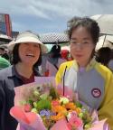 高考首場(chǎng)結(jié)束后家長(zhǎng)送考生鮮花 考場(chǎng)外的溫馨一幕