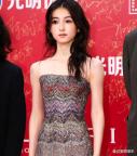 张子枫踩20cm高跟鞋亮相上影节 身材娇小演技佳