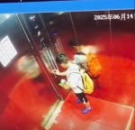 男孩被困電梯上演教科書(shū)式自救 網(wǎng)友：有勇有謀的小小男子漢