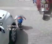 1岁幼童独自一人跑上道路发生碰撞 交警提醒