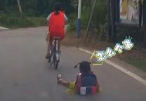 孩子從后座跌落 家長繼續(xù)騎車 耳機(jī)隔絕呼救聲
