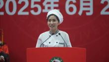 畢業(yè)典禮上食堂阿姨暖心叮囑 好好吃飯別湊合
