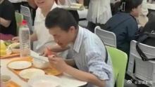韦东奕就餐遭“贴脸拍摄” 公众呼吁守护学术宁静