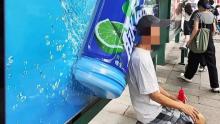 公交站臺(tái)“異型廣告”引爭(zhēng)議 創(chuàng)意與空間的碰撞