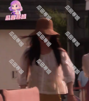 江疏影和朋友逛街 滿臉笑容心情很好