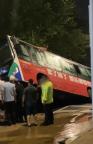 青島一路面塌陷有公交車陷入 無人員受傷