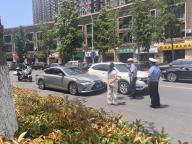 高溫天交警徒手清理路面塑料顆粒 烈日下的堅守與奉獻