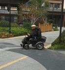 “机车”爷爷爆改电动轮椅火出圈 酷老头的精彩生活