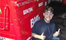 英国男子每天翻垃圾箱 月入5600元 变废为宝成瘾