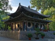 5年花25亿请明星没能讨好年轻人 流量狂欢下的战略迷思