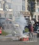 烟花正在燃放2老人冲上去抢纸壳，要钱不要命？