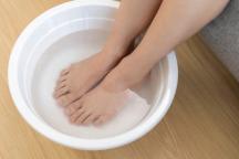这5类人请立刻停止热水泡脚! 盲目泡脚或损健康