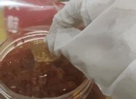 女子将黄金藏入辣椒酱被民警拆穿 骗局终被揭穿