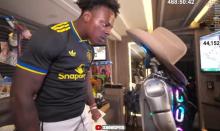 甲亢哥損毀機器人被開發(fā)公司起訴 直播暴力行為引發(fā)法律糾紛