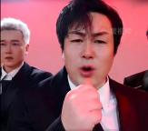 網(wǎng)紅“小頌文”西裝造型直播 明星仿妝引流量