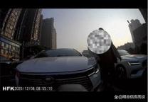 女子騎摩托正常等燈被后車(chē)男子踹倒 路怒代價(jià)高