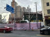 上海一工地发生事故造成2人身亡 水泥搅拌车撞塌围墙