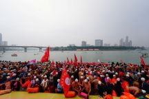 3000余名“泳士”横渡南宁邕江迎新年 全民共庆新岁