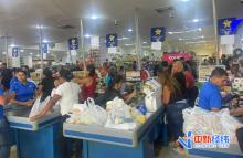 委内瑞拉民众排队囤生活物资 打火机热销