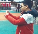 初二男生立定跳远，轻松跳过2.6米