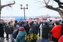 大明湖冬泳赛选手：比南方海边水温高 冬泳盛况吸引市民围观