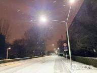 今晨北京降雪仍在持续中午基本结束 全天气温处于冰点以下 寒意十足需保暖
