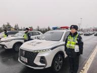 河南多地积极应对冰雪天气 多举措保畅通