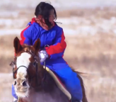 内蒙古锡林郭勒盟第三届冬季蒙古马超级联赛 6岁女孩雪原策马10公里夺冠