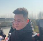 法官问为何在孩子面前行凶男子哭了！